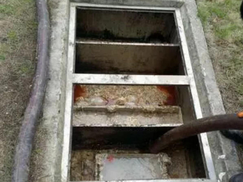 聂拉木隔油池清理